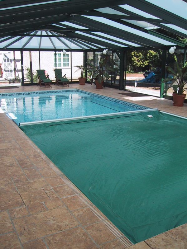 Pool with enclosure and automatic safety cover and roman key tileband